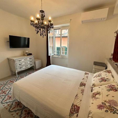 Elegante Stanza Rossa Mottino23 Panzió Lerici Kültér fotó